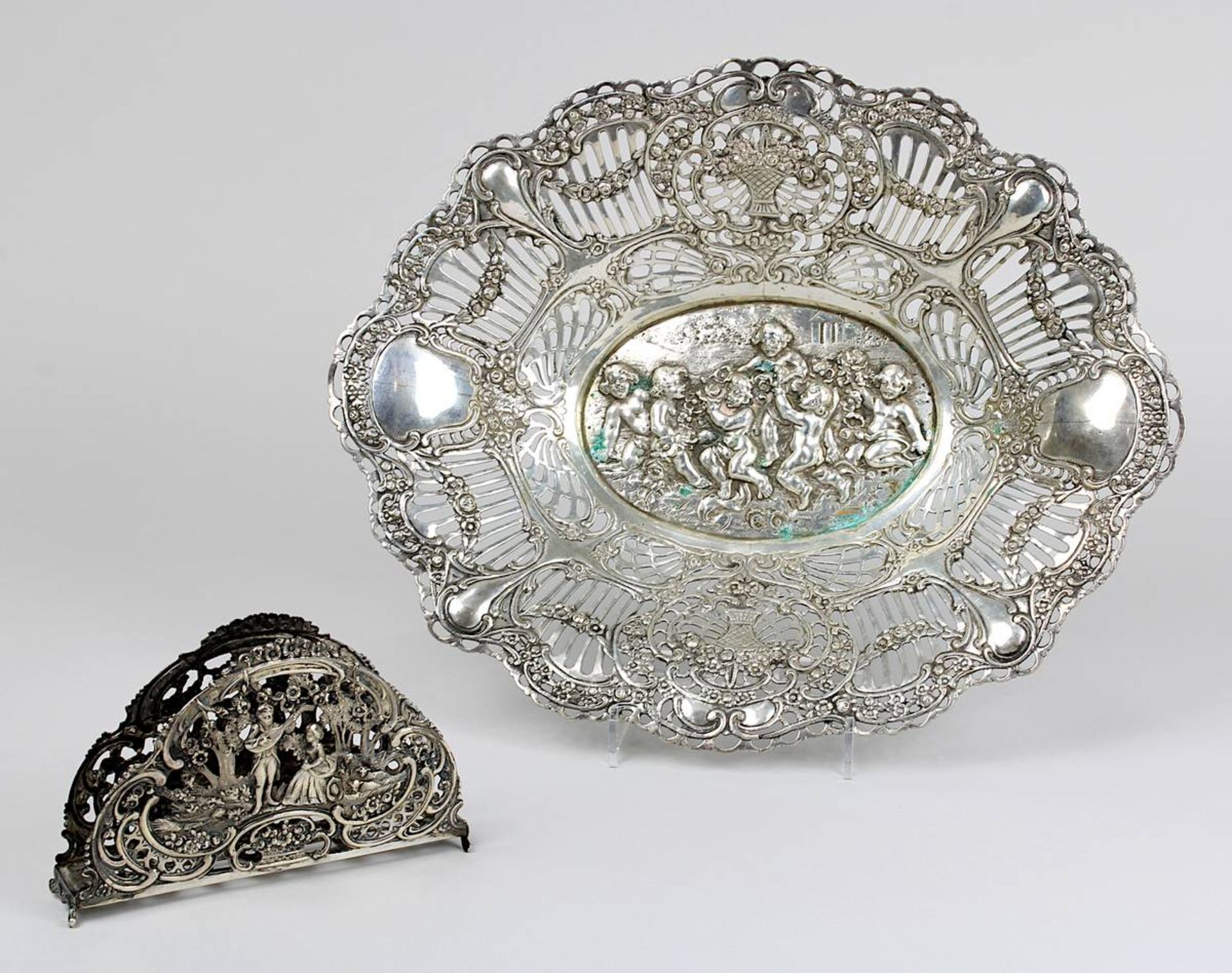 Schale und Serviettenhalter aus Silber, deutsch um 1920, Schale in ovaler Form, durchbrochen