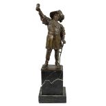 Musketierfigur mit Weinbecher, Frankreich um 1890, Bronzefigur, auf quaderförmigen gestuften