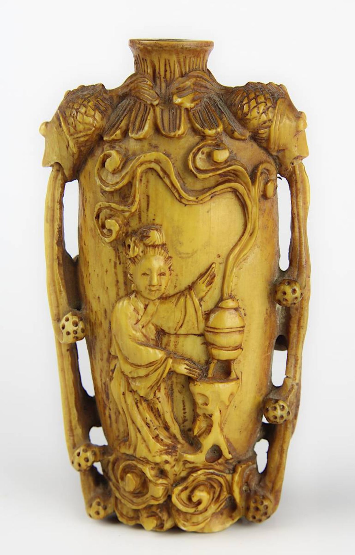 Chinesiches Elfenbein-Snuffbottle, 19 Jh.,, fein geschnitztes Gefäß mit auf der Schulter zwei