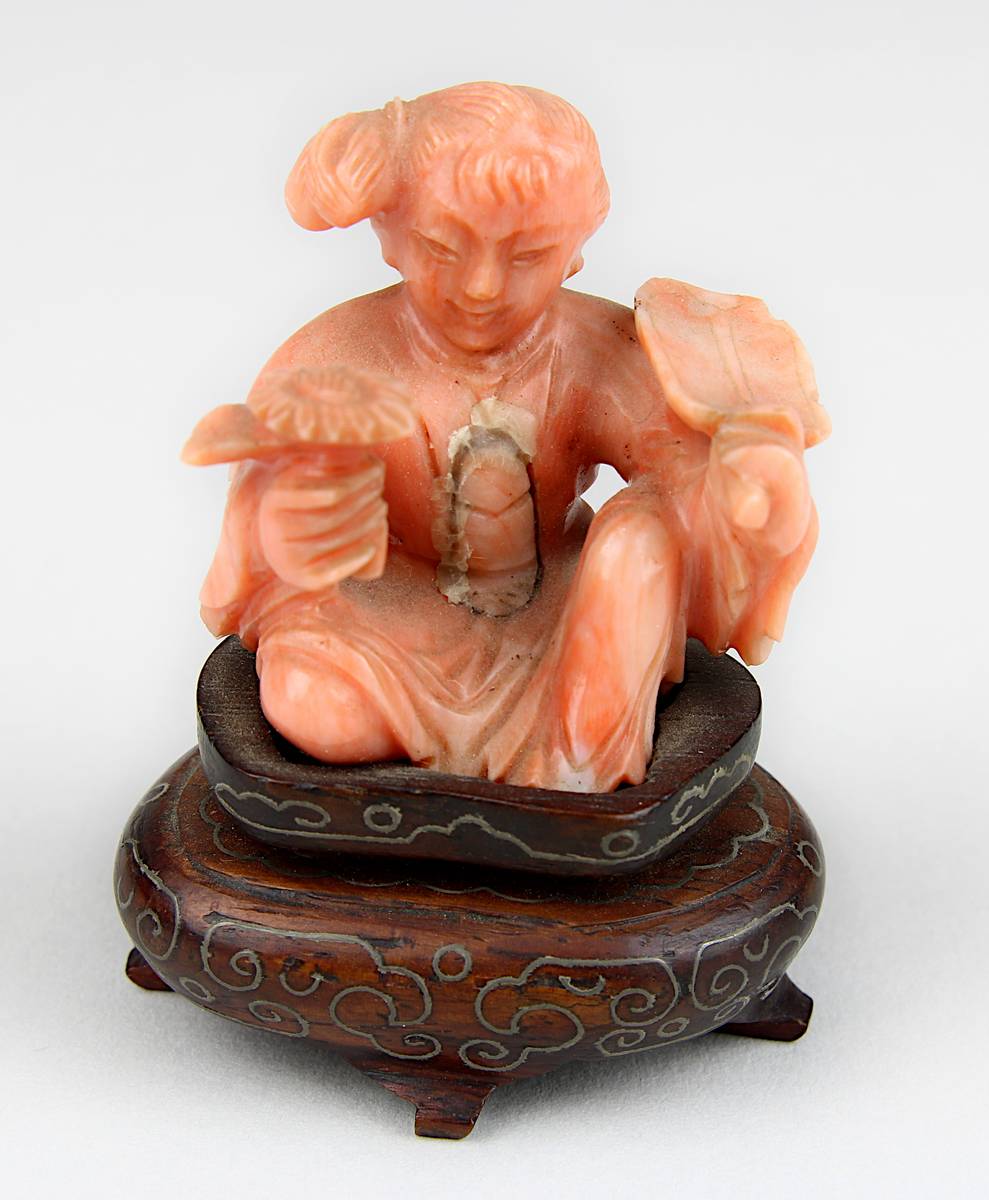 Chinesische Miniatur-Figur eines sitzenden Mädchens mit Fächer und Blume aus lachsfarbener