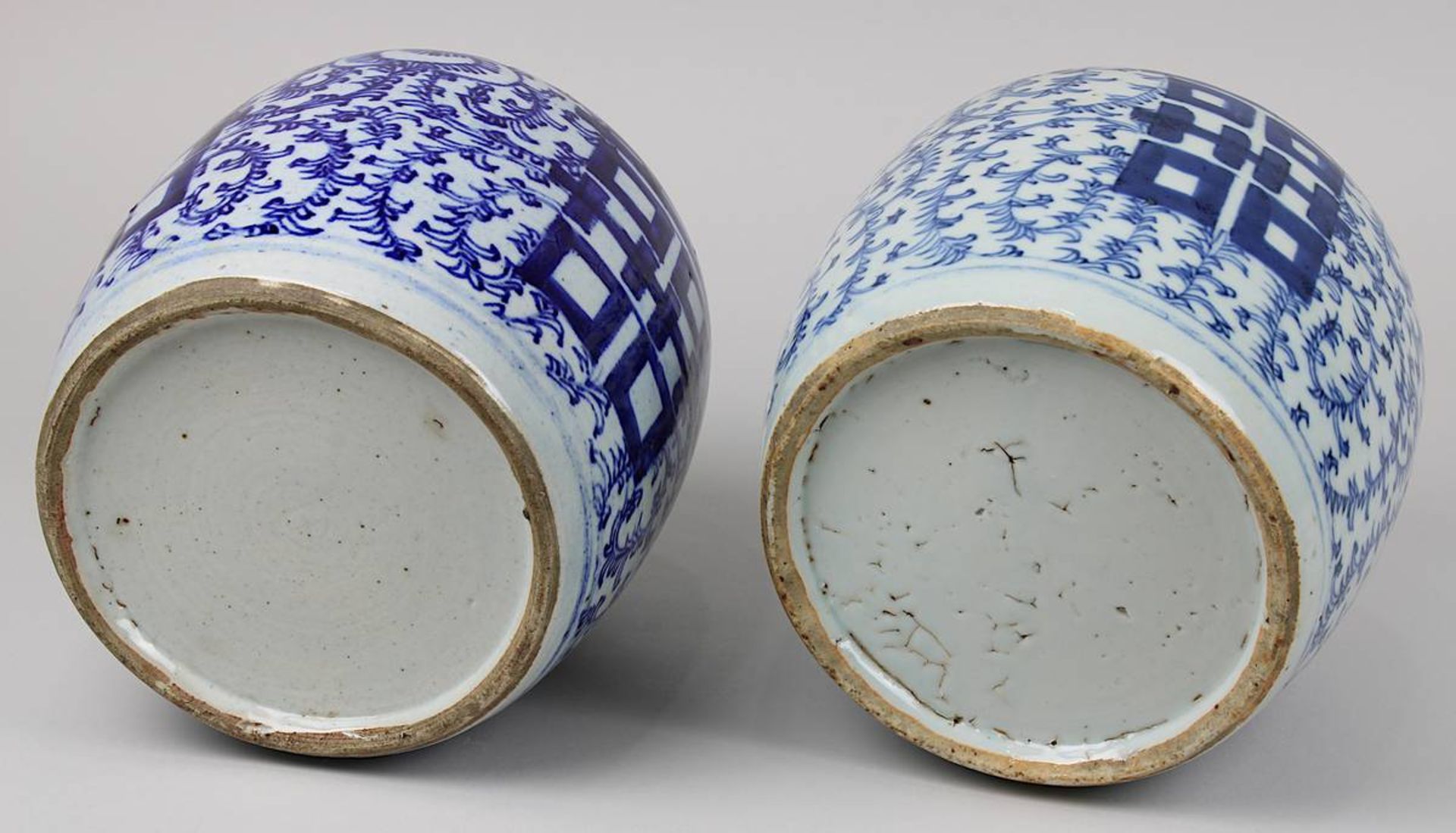Zwei Ingwer-Schultertöpfe, China 19. Jh., Porzellan, heller Scherben, unter Glasur Blaumalerei von - Bild 2 aus 4