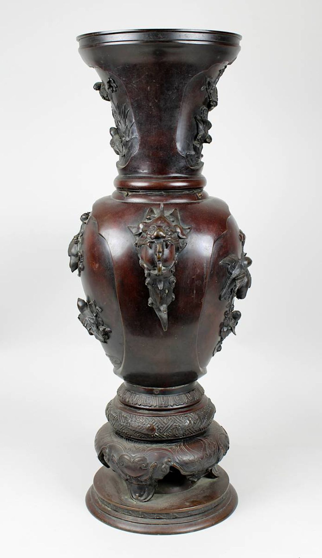 Große Bronze-Vase, Japan, Meiji-Zeit um 1890, balusterförmiger Korpus mit plastischem Dekor von - Bild 2 aus 2