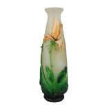 Jugendstil-Vase mit Rosendekor, Daum Nancy, länglicher Kristallklarglaskörper, innen mit leicht