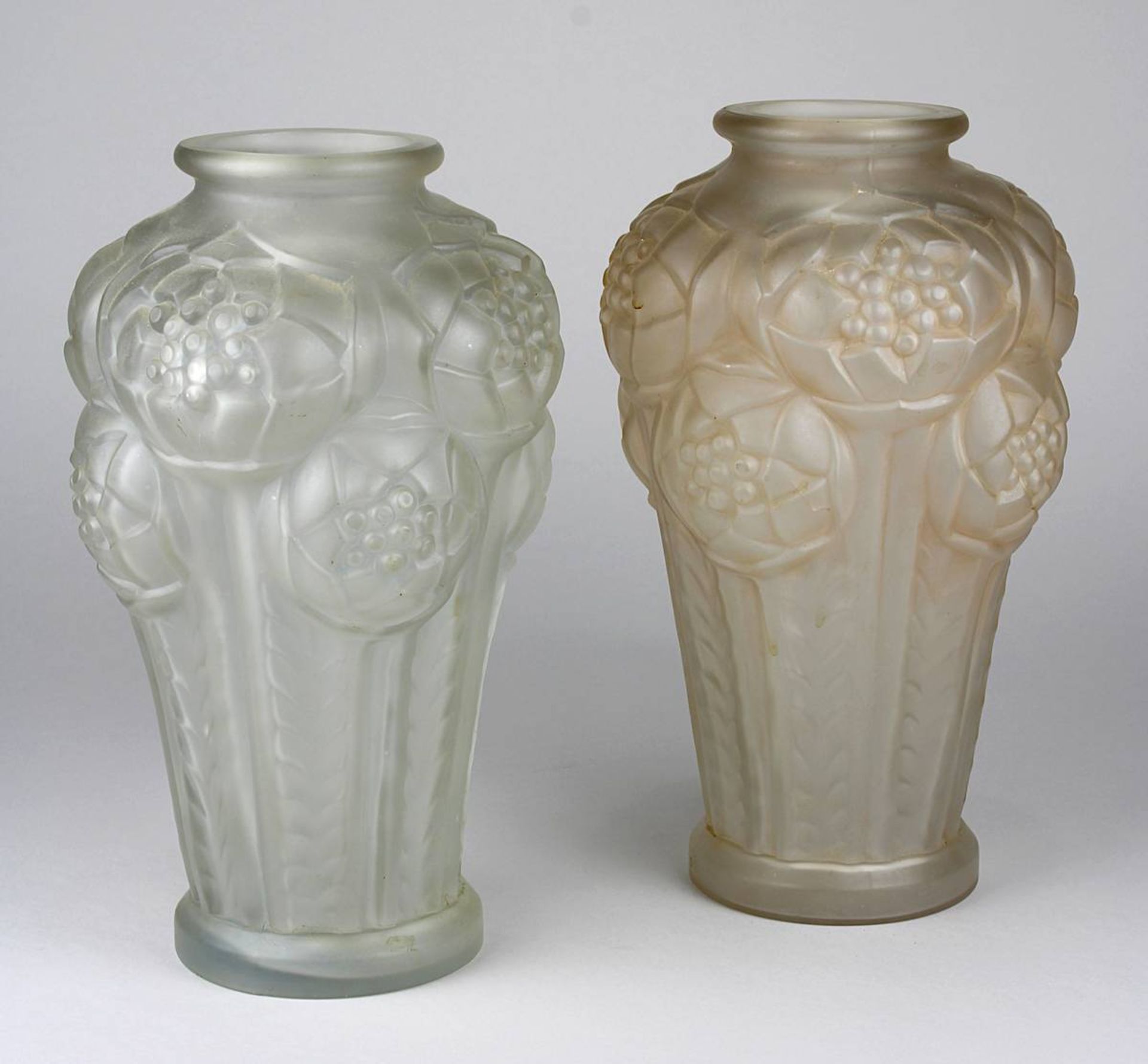 Paar Art Déco Pressglasvasen, Frankreich um 1930, leicht bräunliches Klarglas, Außenwandung mit