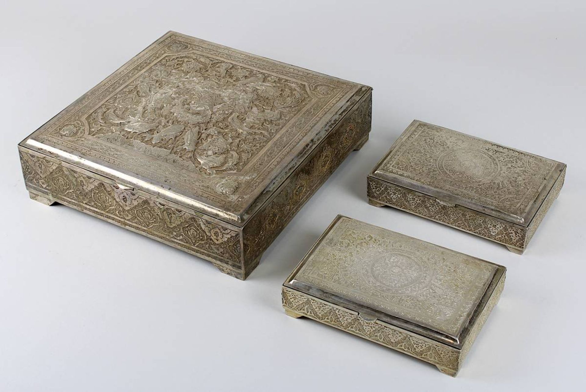 Drei Silber-Dosen aus Isfahan, Persien: eine große Dose in quadratischer Form, Wandung und - Bild 2 aus 2