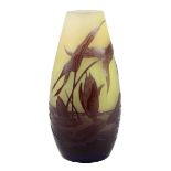Gallé Jugendstil-Vase mit Seerosen-Dekor, Nancy 1906-14, Klarglaskorpus innen mit gelbem Unterfang,