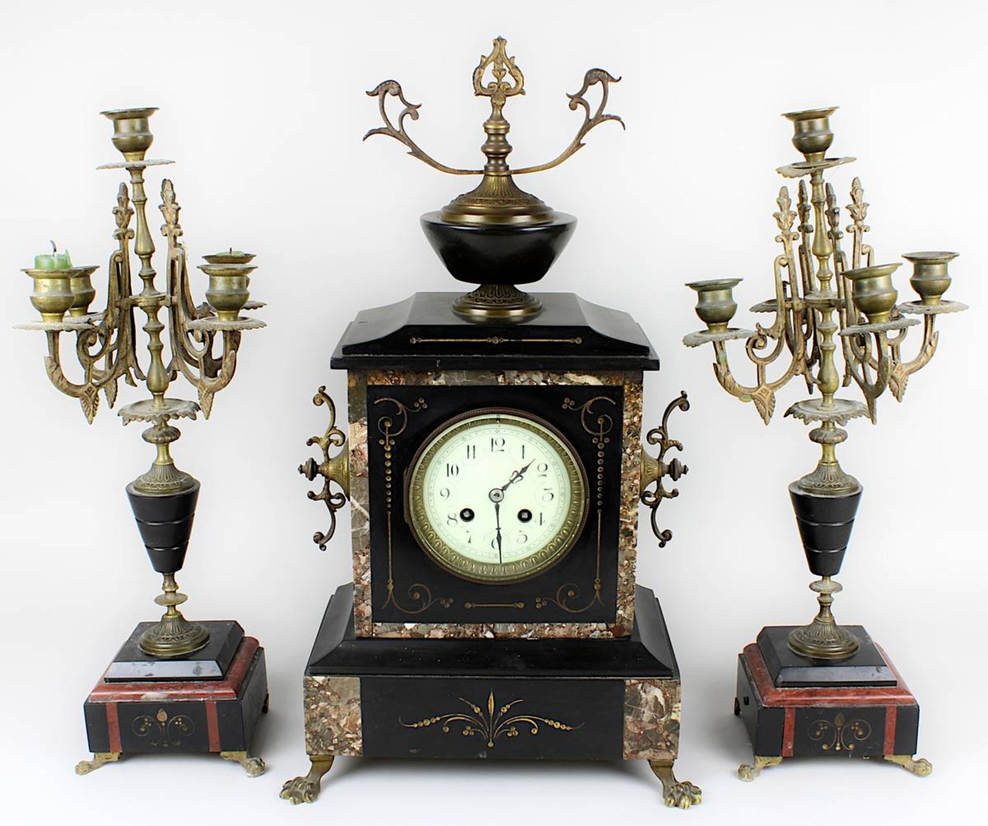 Uhrengarnitur Frankreich 2. H. 19. Jh., aus rotem Marmor, schwarzem Schiefer und Messing, Uhr mit