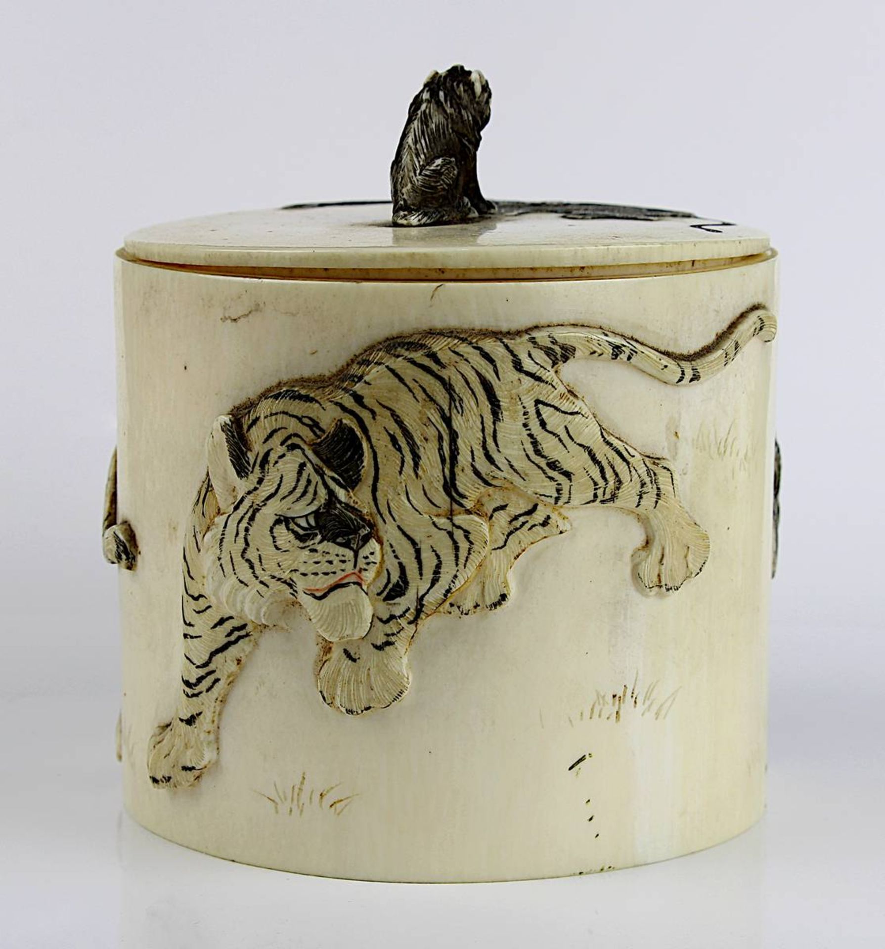 Japanische Elfenbein-Dose mit Tigermotiven, späte Edo-Zeit, zylindrische Form, Deckel und Wandung - Image 7 of 7