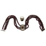 Granat-Trachtenkette mit passendem Ring, "Kropfband" aus 3 Reihen Granatperlen, Mittelstück aus