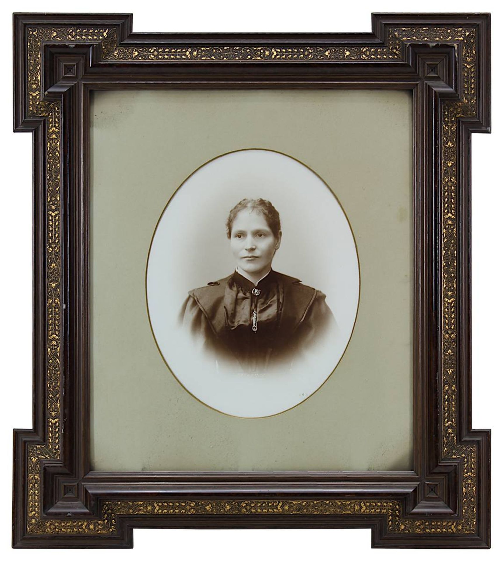 Porträtfoto einer jüngeren Frau, Ende 19. Jh., ca. 28 x 22 cm (ovaler Passepartoutauschnitt), im