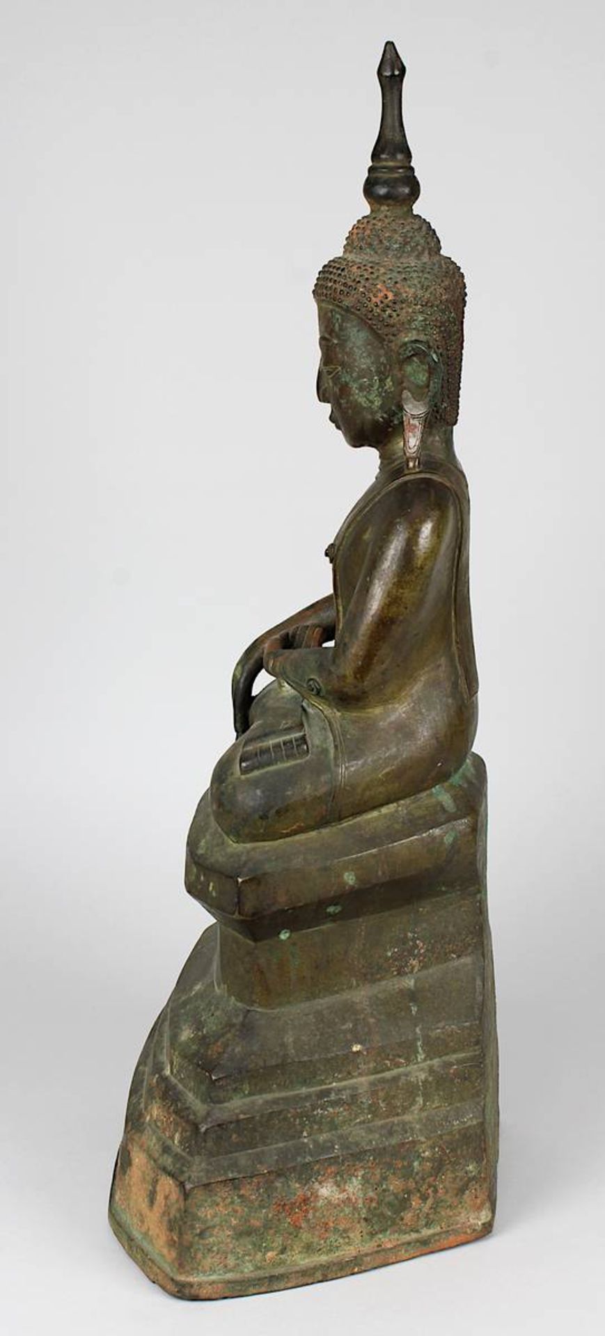Große Figur des sitzenden Buddha, Thailand, Ayutthaya, 17. Jh., Bronze mit sehr schöner - Image 2 of 8