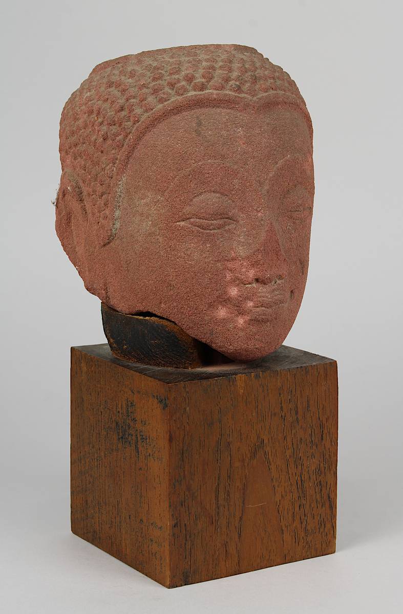 Kopf des Buddha, Thailand, Ayutthaya, 16./17. Jh., roter Sandstein, wohl aus größerem