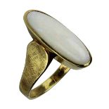 Gelbgold-Ring mit länglichem Opalcabochon, deutsch um 1950, handgefertigte Ringschiene gepunzt