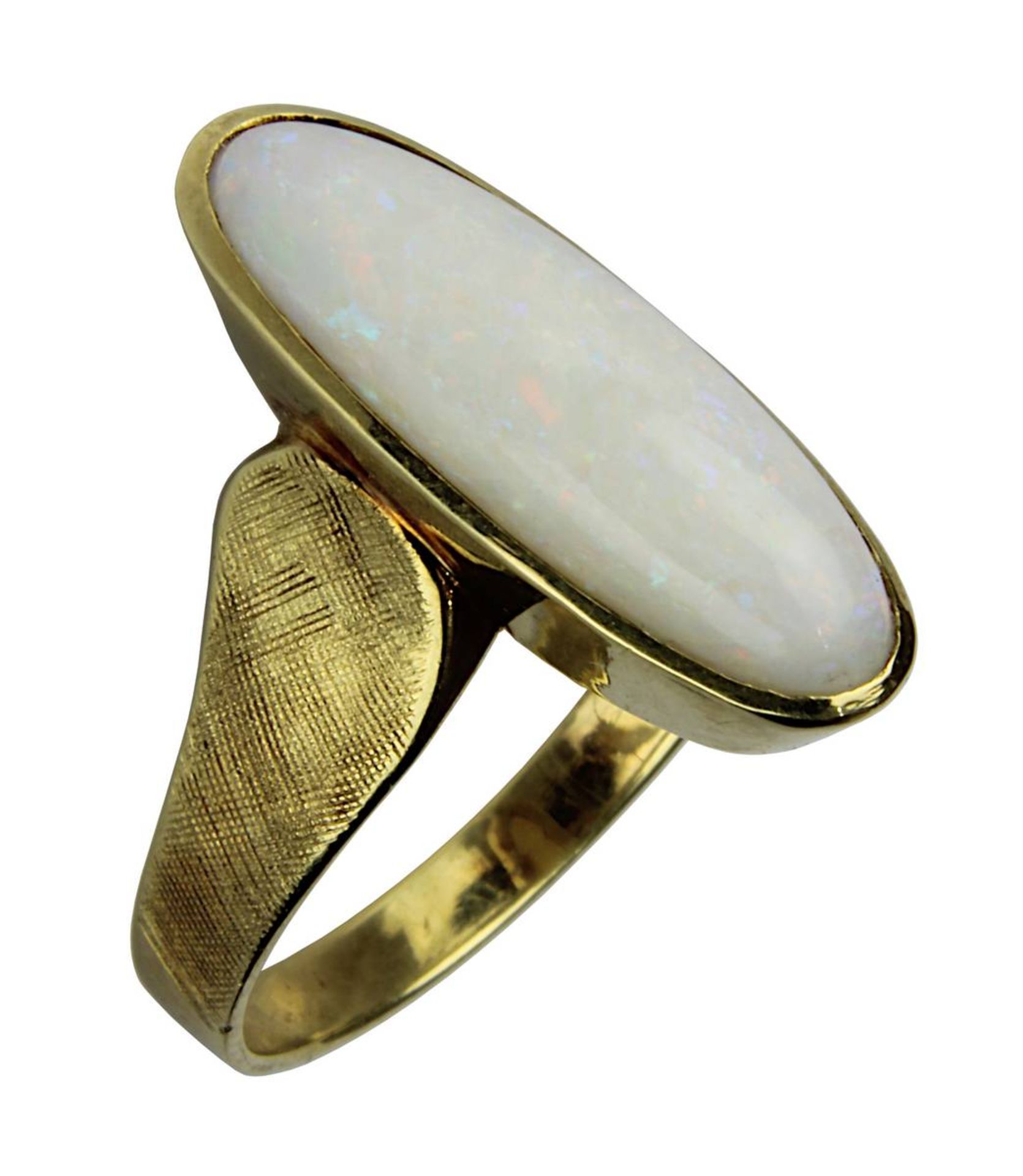 Gelbgold-Ring mit länglichem Opalcabochon, deutsch um 1950, handgefertigte Ringschiene gepunzt
