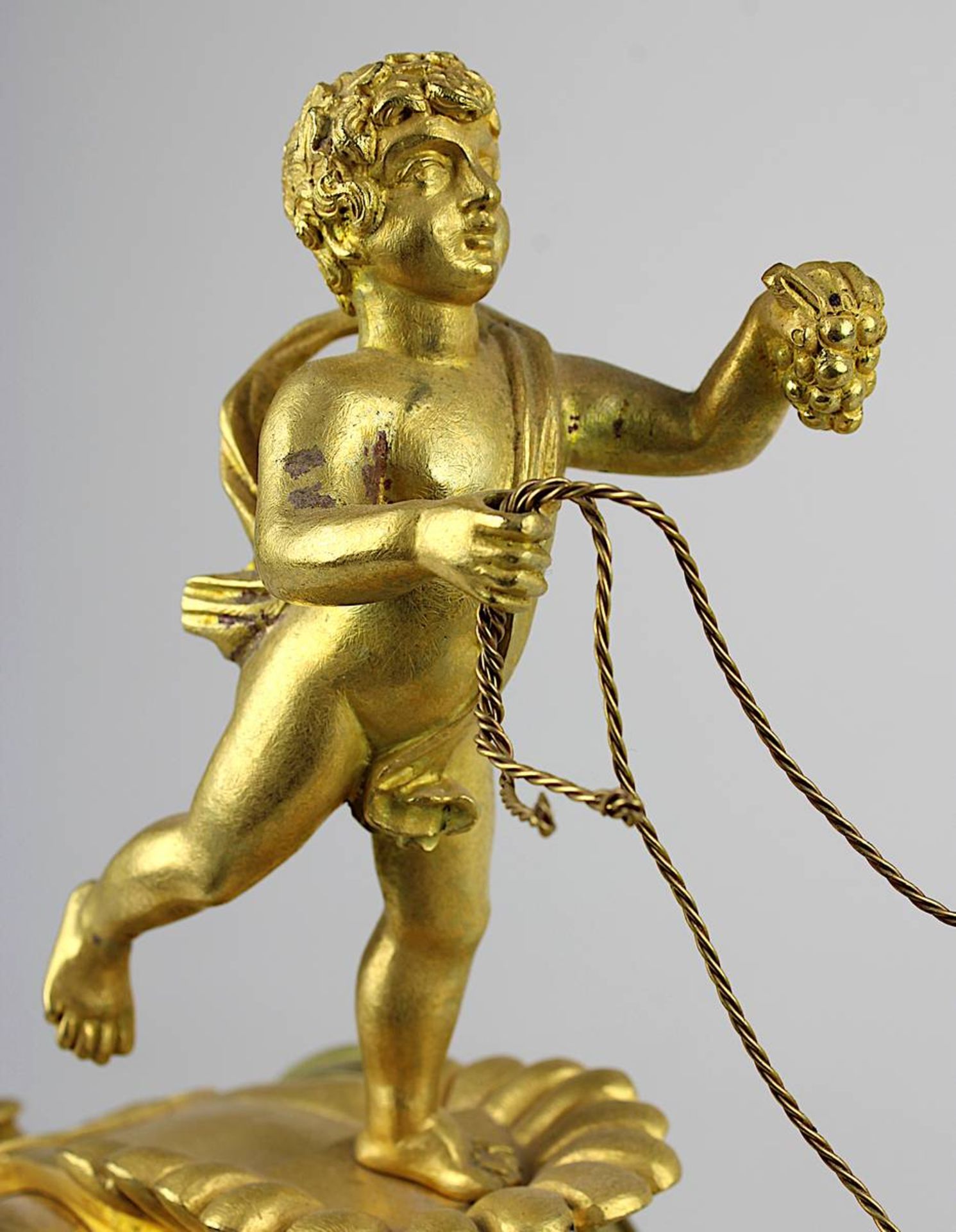 Empire-Bronzeuhr vergoldet, Gahäuse in Form eines zweirädrigen Streitwagens mit lenkendem Knaben und - Bild 8 aus 8