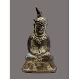 Padmasambhava, Laos, 18./19.Jh., Bronzeamulett mit Öse am Rücken, Figur des Guru Rimpoche mit