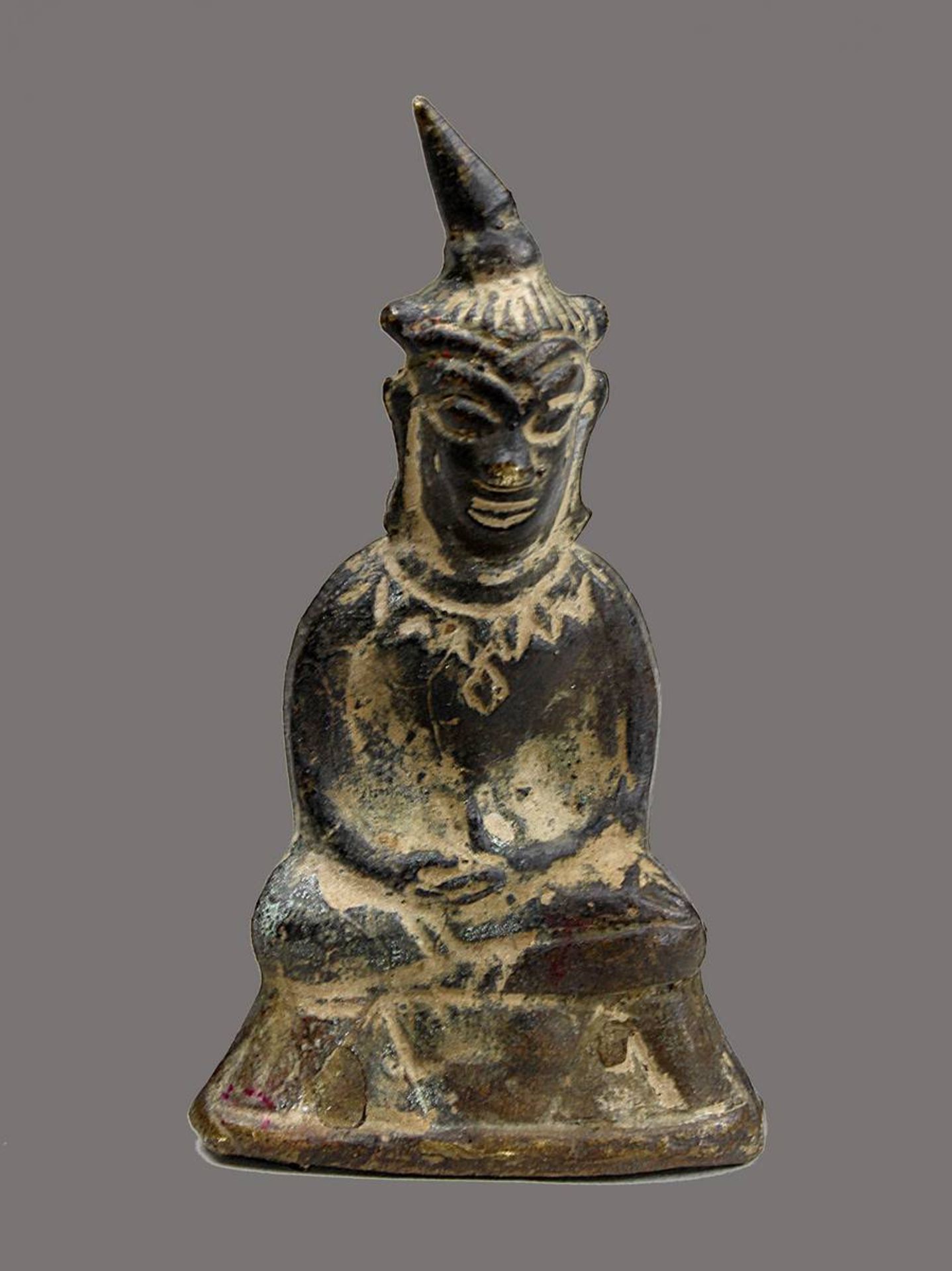 Padmasambhava, Laos, 18./19.Jh., Bronzeamulett mit Öse am Rücken, Figur des Guru Rimpoche mit