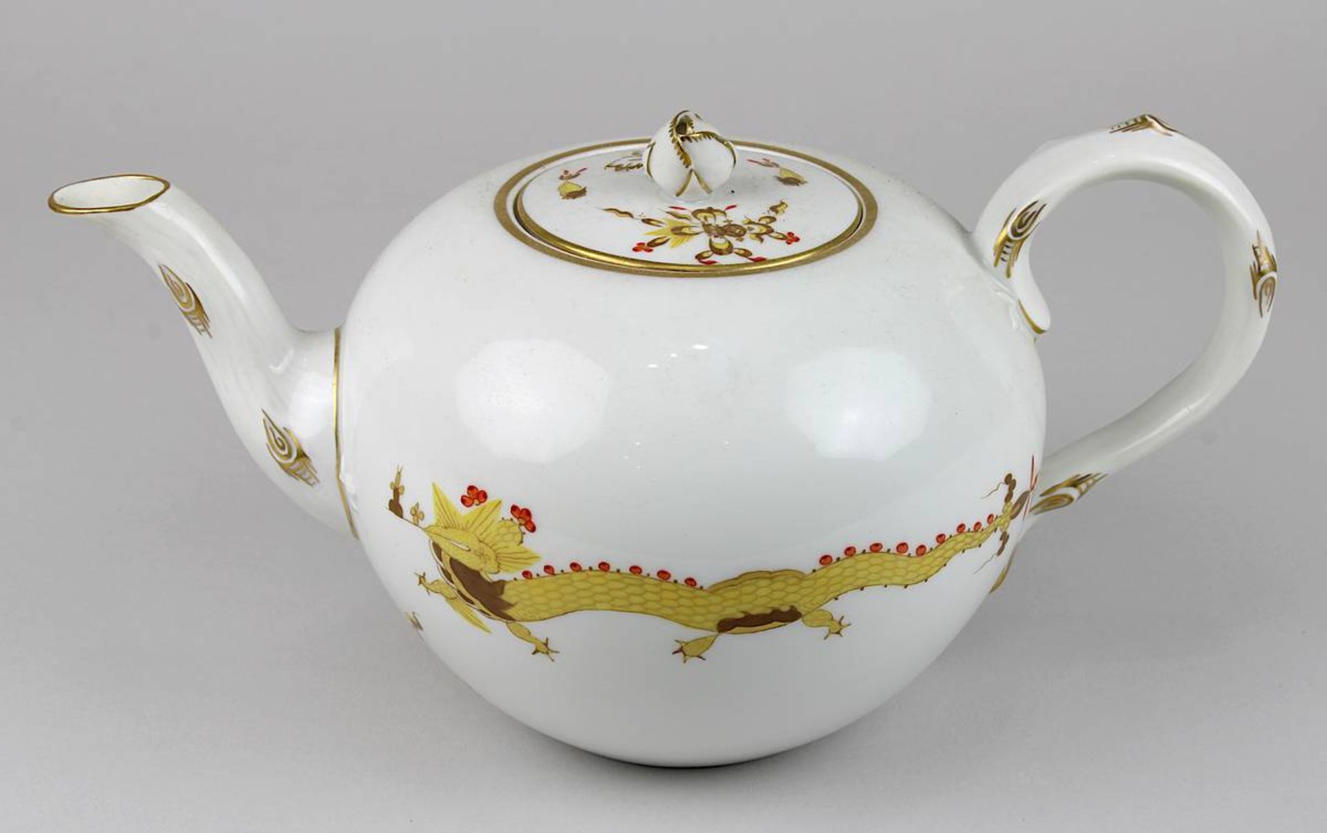 Meissen Teekanne Gelber Drache, 1. Wahl, runde Form, polychrom auf Glasur bemalt mit Drachenmotiv,