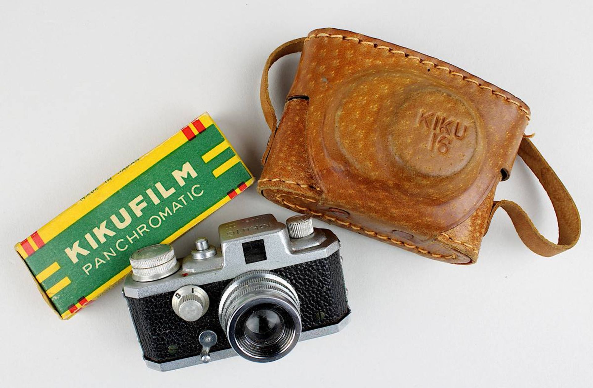 Kamera Kiku 16, Modell II, Japan 1950er Jahre, im originalen Lederetui, Fokus 25 mm, Blende B und I,