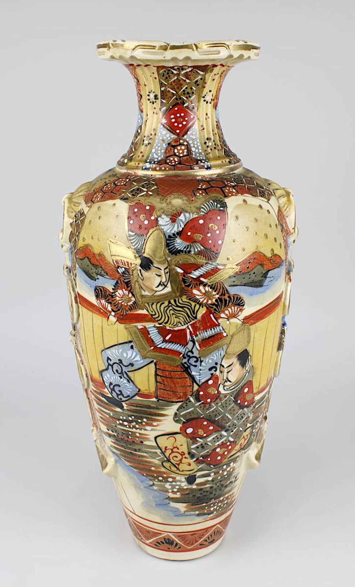 Satsuma - Vase Japan 1. H. - Mitte 20. Jh., Keramik, in Balusterform, farbig und gold staffiert, Wan