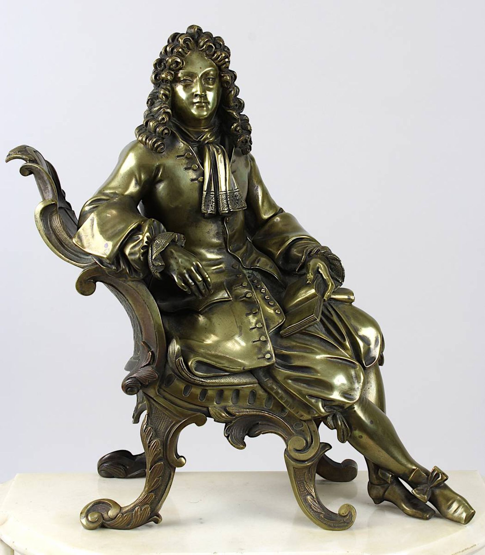 Marmorpendule mit Bronzefigur eines Philosophen, wohl Voltaire, Frankreich um 1860, Pendulenwerk mit - Bild 2 aus 2