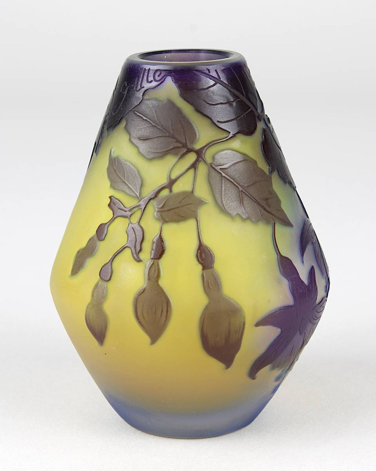 Kleine Gallé Jugendstil-Vase mit Fuchsiendekor, Nancy 1914-20, Klarglaskorpus innen mit gelbem - Image 4 of 4