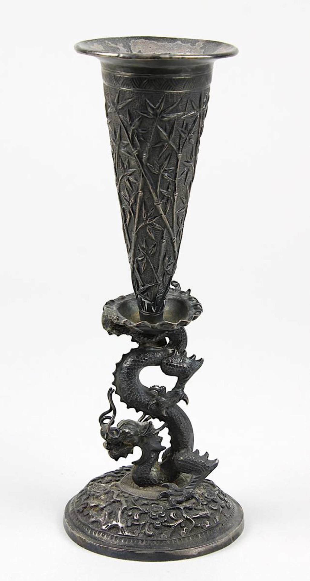 Chinesische Silber-Vase mit Drachenmotiv, um 1920, Fuß und Kuppa mit graviertem und getriebenem