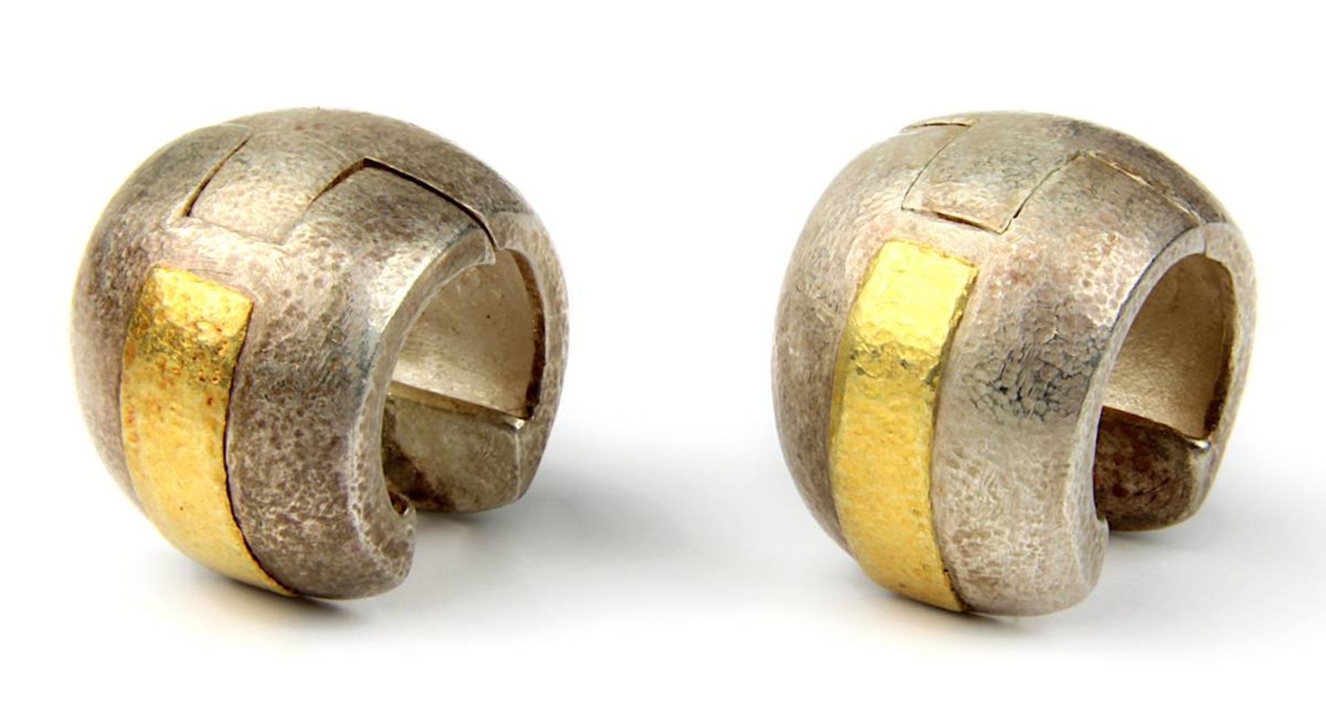 Paar breite silberne Creolen mit aufgelötetem Goldband, wohl Cornelia Landau, Saarbrücken,
