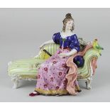 Dame auf Recamiere sitzend, Porzellanfigur, Fasold & Strauch, Bock-Wallendorf um 1910/20, farbig