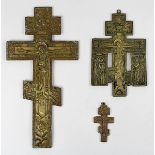 Zwei orthodoxe Bronzekreuze, Russland 19. Jh., mit reliefierten Darstellungen von Christus am Kreuz,