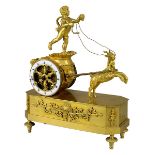 Empire-Bronzeuhr vergoldet, Gahäuse in Form eines zweirädrigen Streitwagens mit lenkendem Knaben und