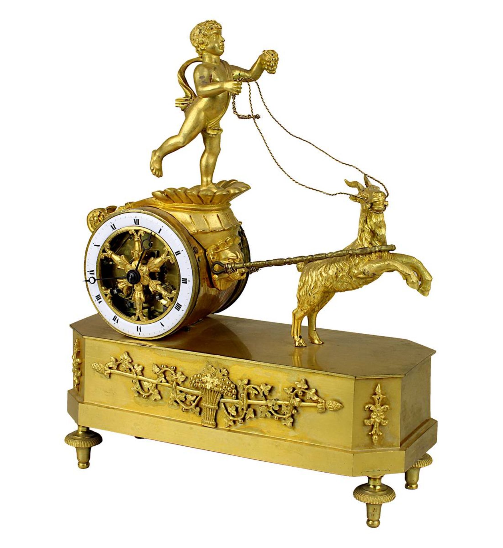 Empire-Bronzeuhr vergoldet, Gahäuse in Form eines zweirädrigen Streitwagens mit lenkendem Knaben und