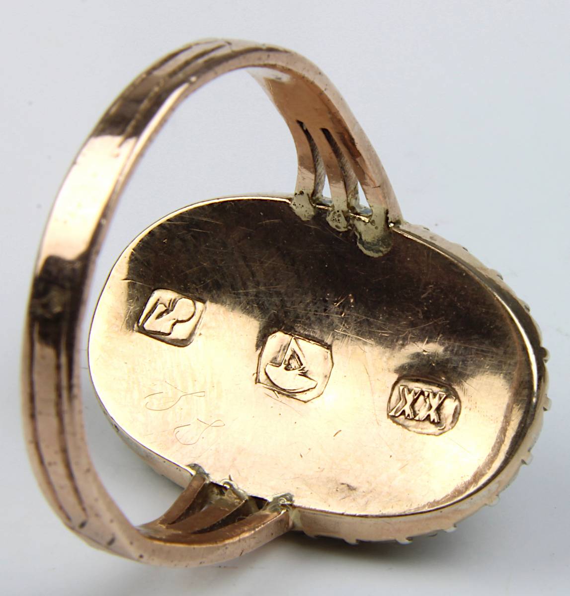 Rotgold-Ring mit Onyxplatte und Vogelmotiv aus Diamanten, 14 kt Rotgold geprüft, 4 ungedeutete - Image 2 of 2