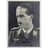 Autogrammkarte des Fliegers Oberst Galland, in Uniform, mit eigenhändiger Unterschrift,