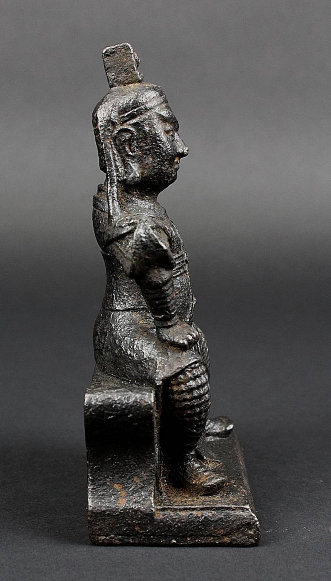 Kriegerfigur aus Eisen, China 18. Jh., vollplastische Figur eines auf einem Hocker sitzenden Krieger - Bild 4 aus 5