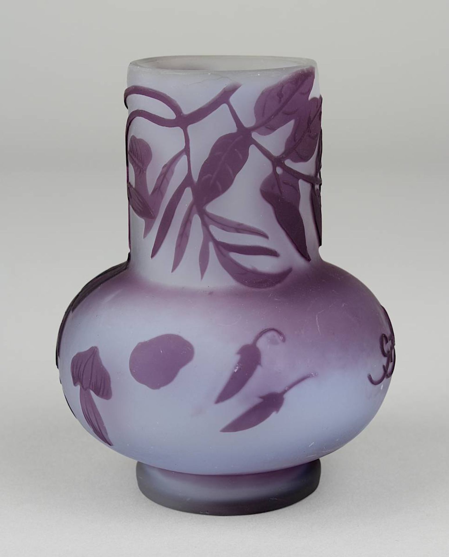 Gallé Miniatur-Jugendstil-Vase mit Dekor von Glycinien, Nancy um 1920, matt geätzter Klarglaskorpus, - Image 2 of 4
