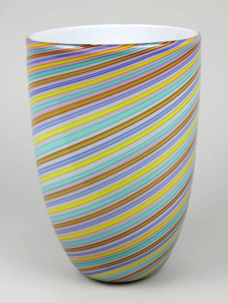 Cenedese Murano-Vase, um 1970, mit bunten Glasfäden, Klarglaskorpus, innen mit opak-milchfarbenem