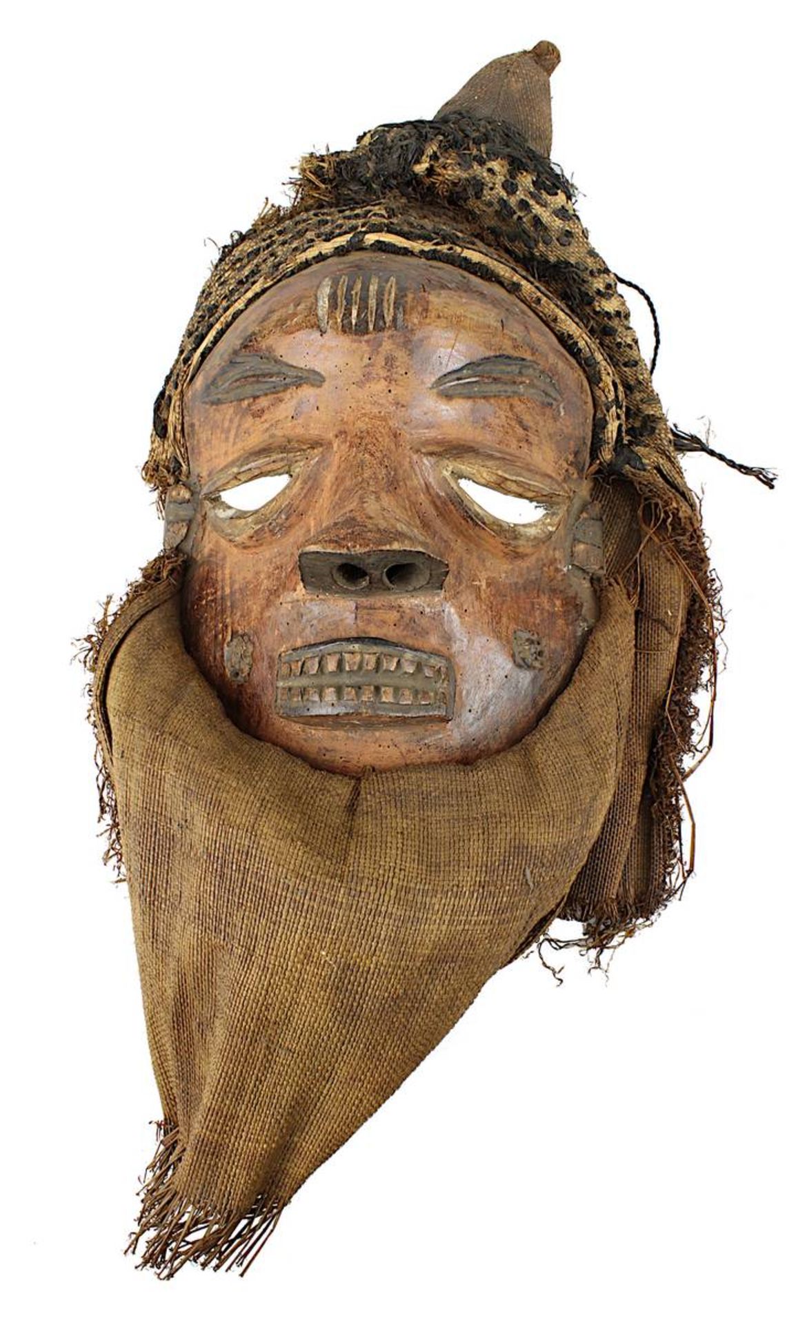 Maske "Mbuya", Pende, D. R. Kongo, weibliche Maske mit gesenkten Lidern und Ziernarben, helles Holz 