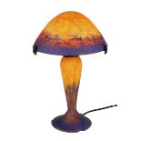Dekorative Glas-Tischlampe nach dem Jugendstil, Frankreich um 1985, Fuß und Lampenschirm aus