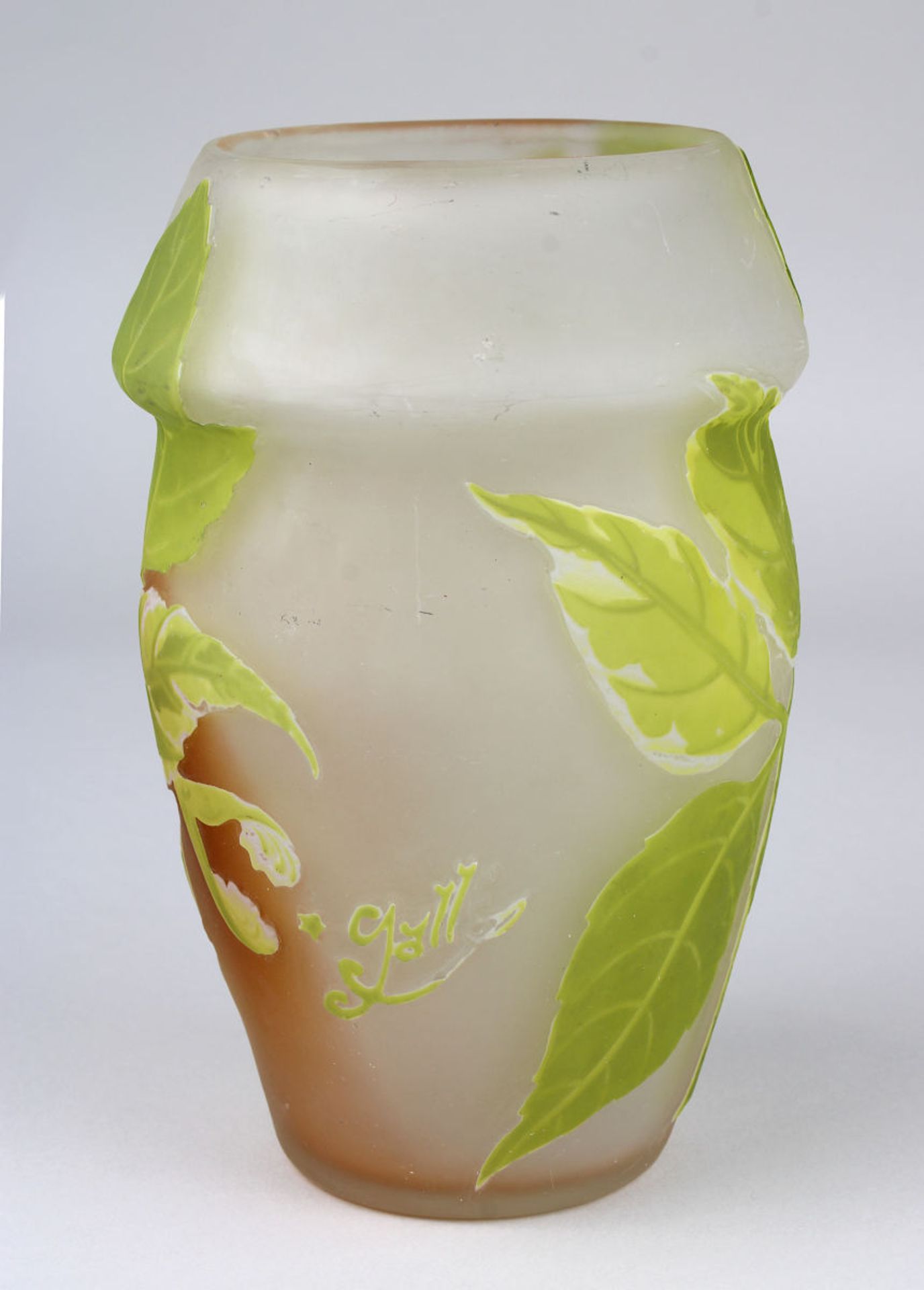 Gallé Jugendstil-Vase mit Ahornmotiv, Nancy 1904-06, matt geätzter Klarglaskorpus innen mit partiell - Image 3 of 5