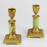 Paar Uhren-Beisteller als Kerzenleuchter, im Empirestil um 1900, Bronze vergoldet mit Schaft aus