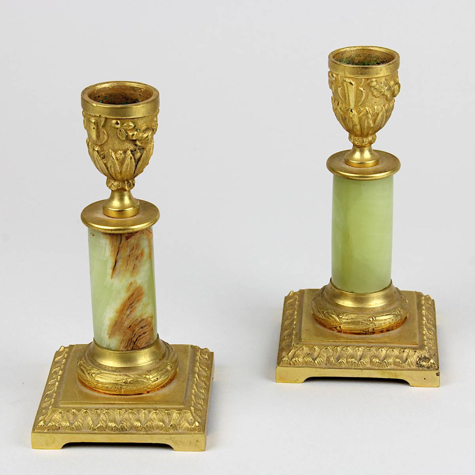 Paar Uhren-Beisteller als Kerzenleuchter, im Empirestil um 1900, Bronze vergoldet mit Schaft aus grü