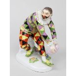 Meissen Porzellanfigur Komplimentierender Harlekin aus der Commedia dell'arte, Entwurf Johann