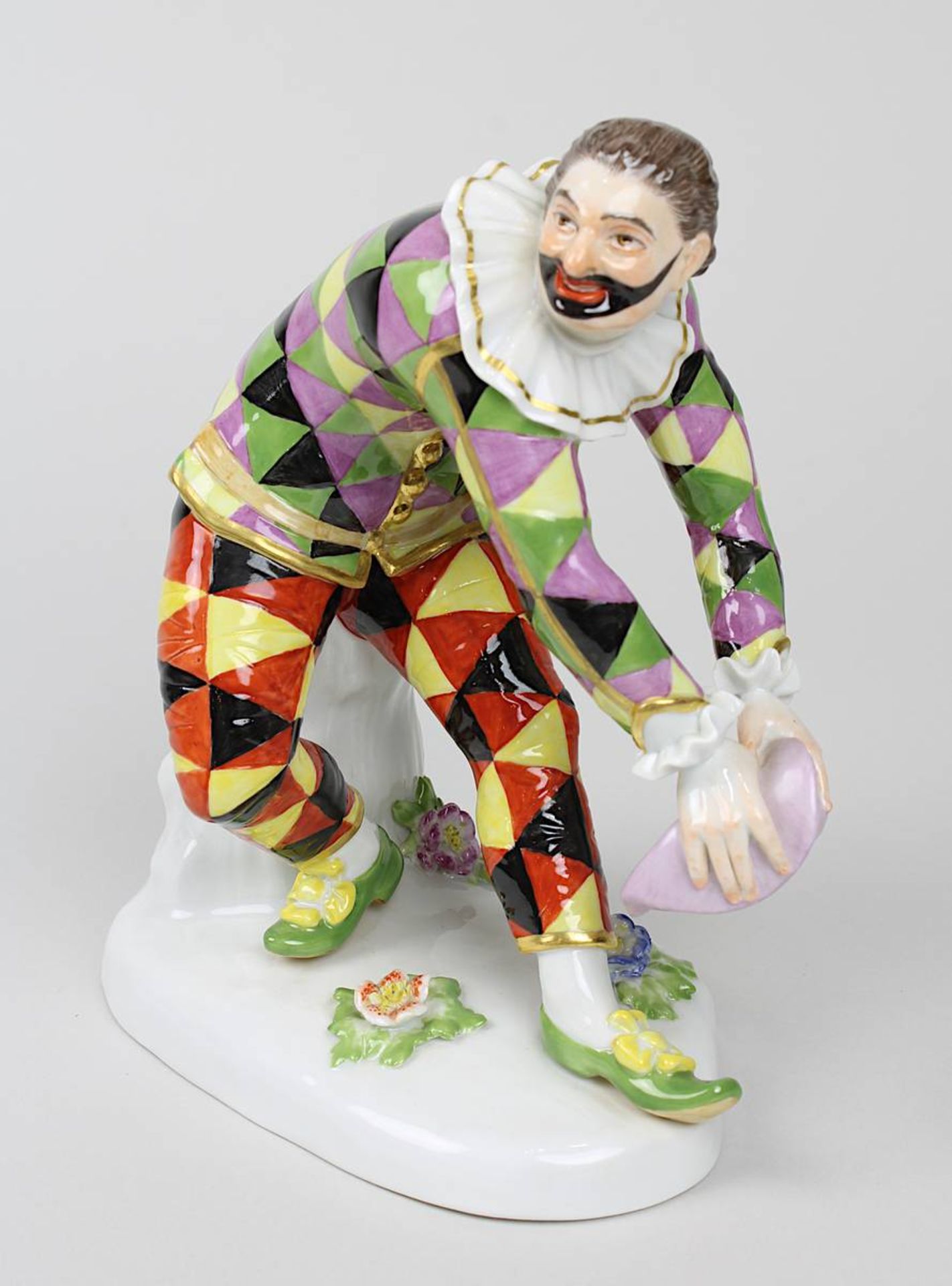 Meissen Porzellanfigur Komplimentierender Harlekin aus der Commedia dell'arte, Entwurf Johann