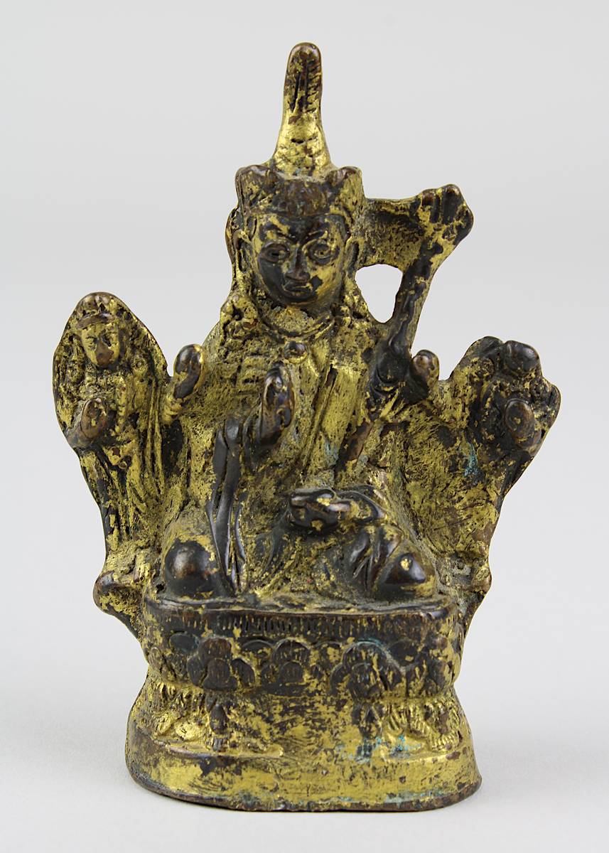 Padmasambhava, Bronze vergoldet, Tibet 7./18. Jh., Figur des Guru Rimpoche mit Federhut, auf einem