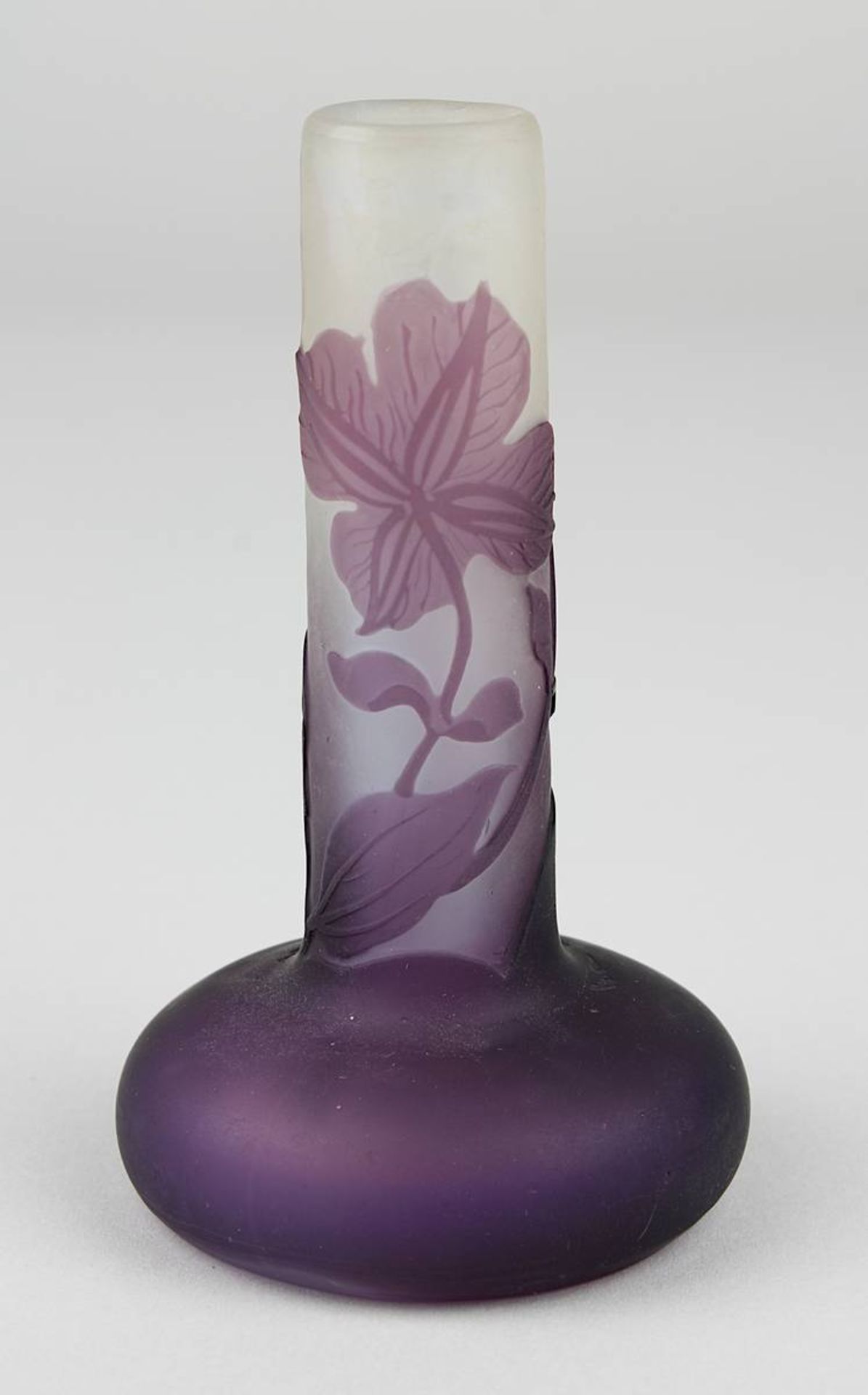 Paar Gallé Miniatur-Jugendstil-Vasen, Nancy um 1920, kleine Stangenvasen aus Klarglas, matt geätzter - Image 2 of 9