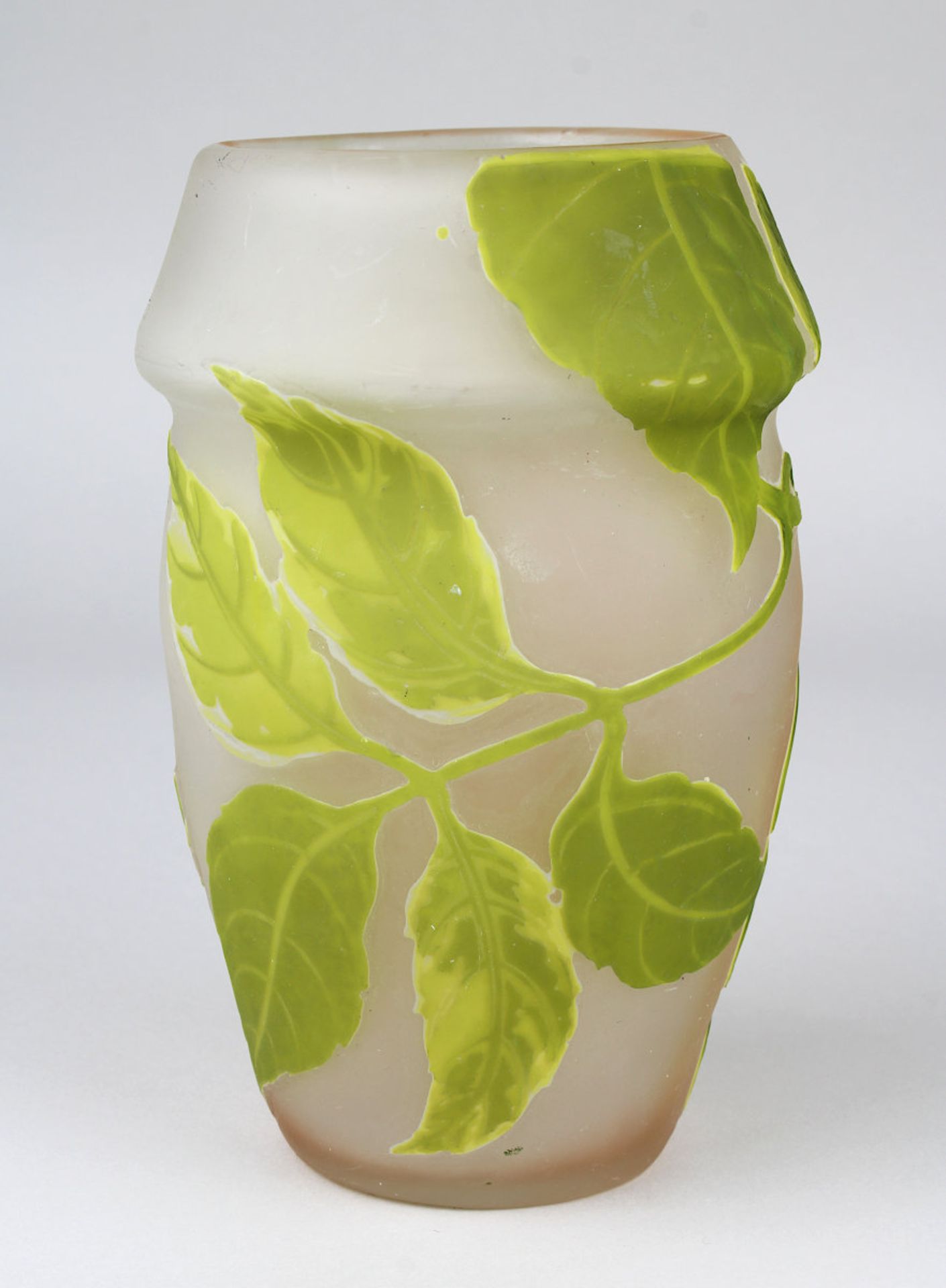 Gallé Jugendstil-Vase mit Ahornmotiv, Nancy 1904-06, matt geätzter Klarglaskorpus innen mit partiell - Image 4 of 5