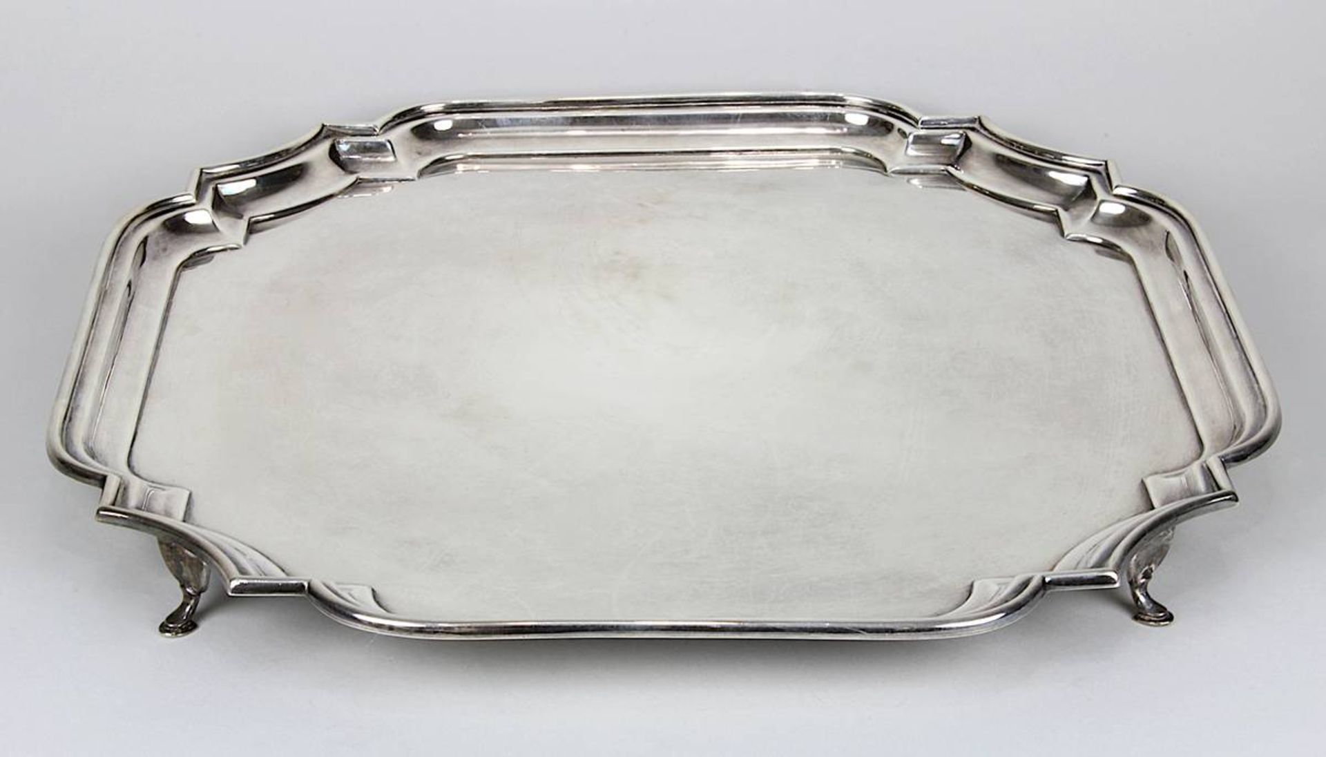 Salver-Tablett, Sterlingsilber, England Birmingham 1950, auf vier Füßen, geschwungene viereckige