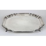 Salver-Tablett, Sterlingsilber, England Birmingham 1950, auf vier Füßen, geschwungene viereckige