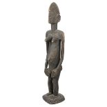 Weibliche Figur der Bambara, Mali, aus leichtem Holz geschnitzt und dunkel gefärbt, auf flacher